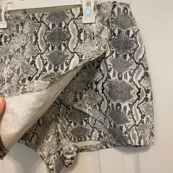 She+Sky Snake print Envelope Skort - Picture 2 of 6